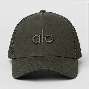 Alo Yoga District Trucker Hat - Stealth Green